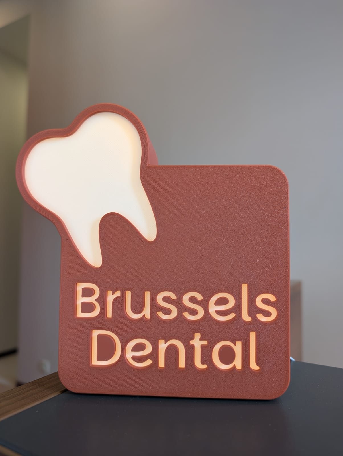 Logo lumineux Brussels Dental au cabinet