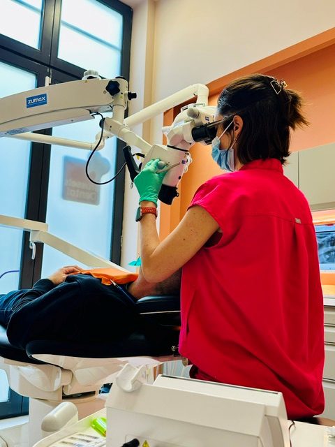 Soin dentaire au cabinet avec équipement de précision