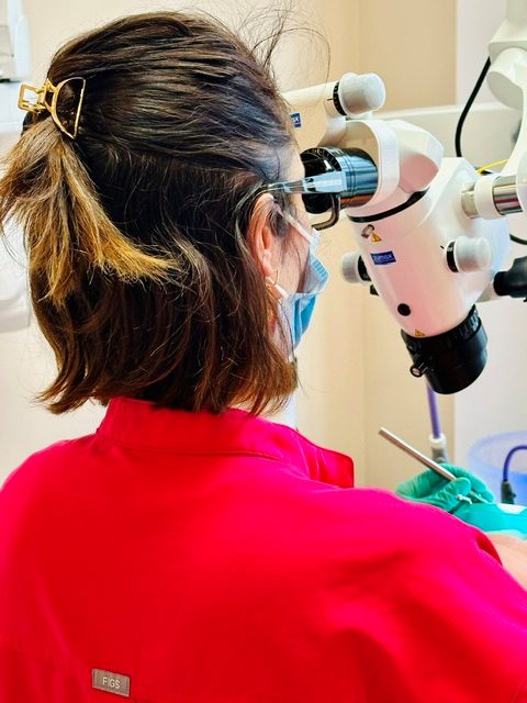 Utilisation d’un microscope opératoire pendant un soin dentaire